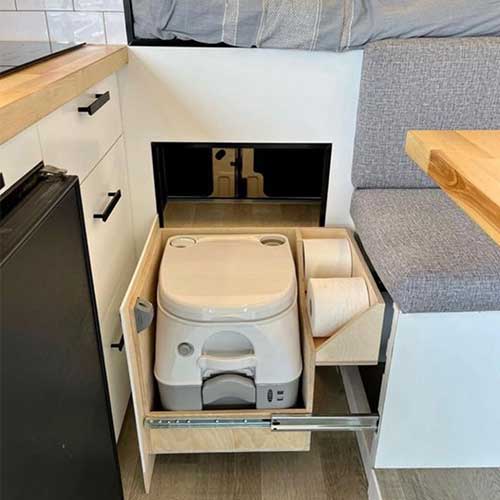 Conception et utilisation des toilettes portables Dometic 972